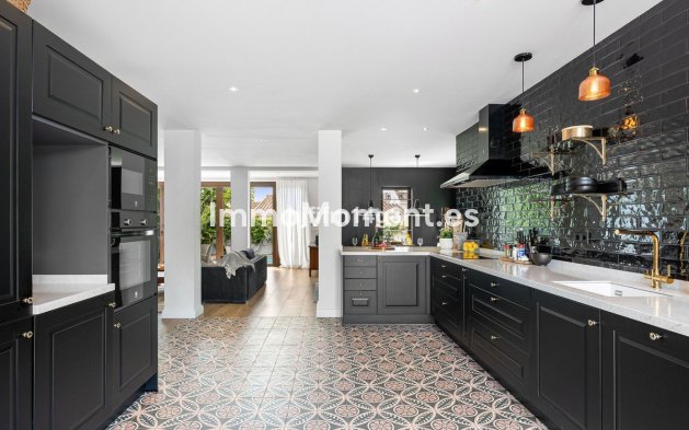 Resale - Detached villa - Estepona - Estepona Centro