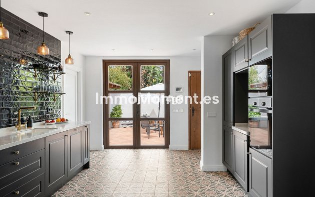 Resale - Detached villa - Estepona - Estepona Centro