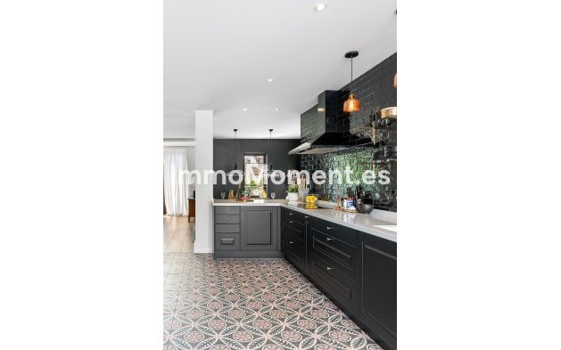 Resale - Detached villa - Estepona - Estepona Centro