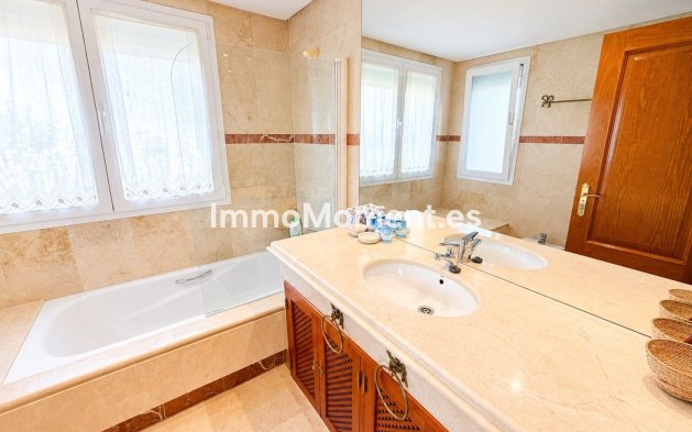 Resale - Apartment - Estepona - Costalita