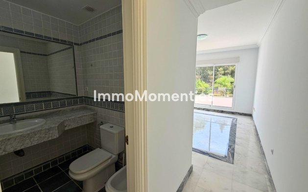 Resale - Apartment - Marbella - Nueva Andalucía