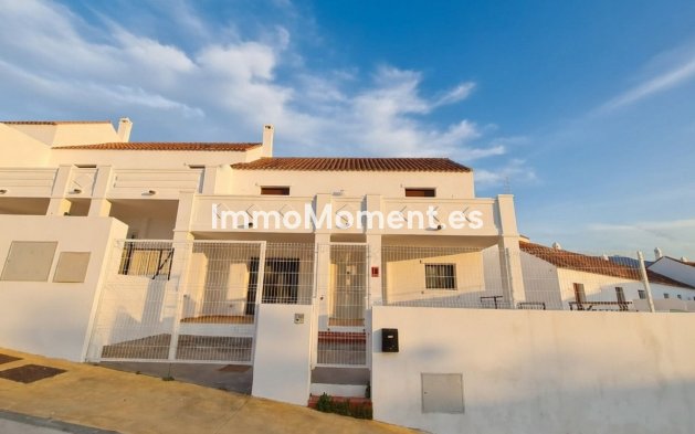 Resale - Townhouse - Casares - Doña Julia