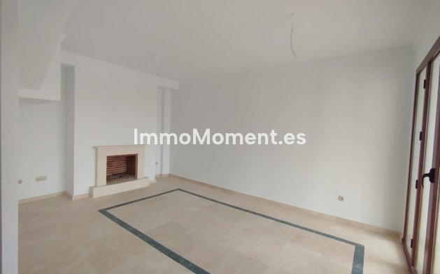 Resale - Townhouse - Casares - Doña Julia