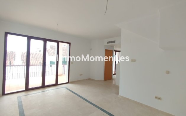 Resale - Townhouse - Casares - Doña Julia