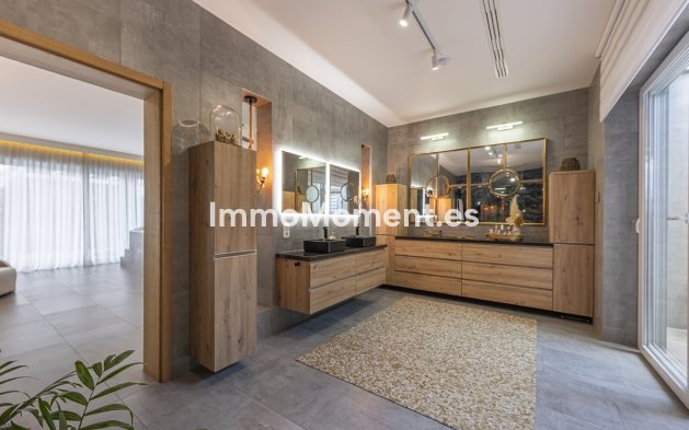 Resale - Detached villa - Marbella - Elviria