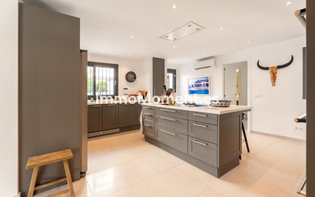 Resale - Detached villa - Marbella - Nueva Andalucía