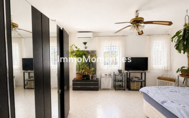 Resale - Detached villa - Estepona - Estepona Centro