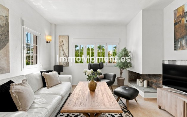 Resale - Apartment - Marbella - Nueva Andalucía