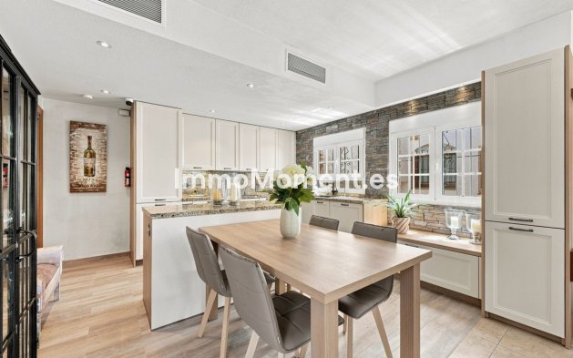 Resale - Apartment - Marbella - Nueva Andalucía