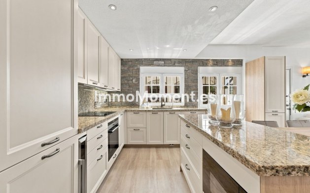 Resale - Apartment - Marbella - Nueva Andalucía