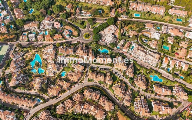 Resale - Apartment - Marbella - Nueva Andalucía