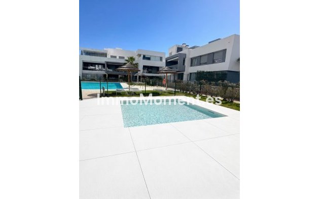 Resale - Apartment - Estepona - Selwo