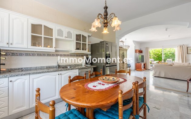 Resale - Detached villa - Estepona - Atalaya