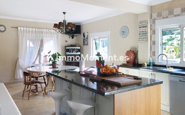 Resale - Detached villa - Estepona - Estepona Centro