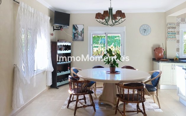 Resale - Detached villa - Estepona - Estepona Centro
