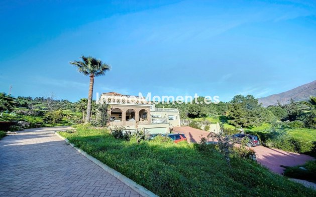 Resale - Detached villa - Estepona - Estepona Centro
