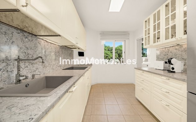 Resale - Apartment - Marbella - Elviria