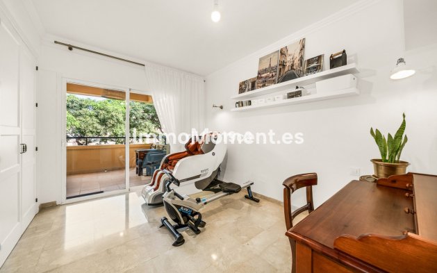 Resale - Apartment - Marbella - Elviria