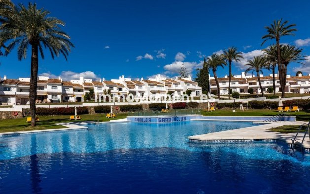 Resale - Apartment - Marbella - Nueva Andalucía