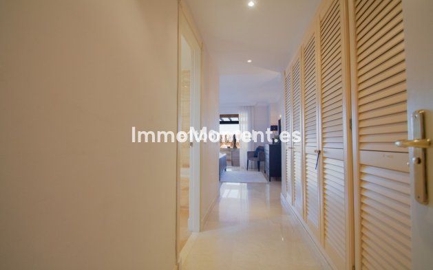 Resale - Apartment - Marbella - Nueva Andalucía