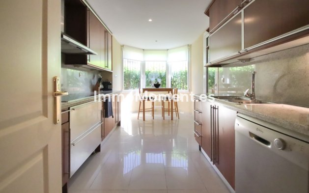 Resale - Apartment - Marbella - Nueva Andalucía
