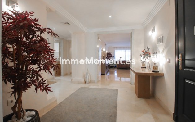 Resale - Apartment - Marbella - Nueva Andalucía