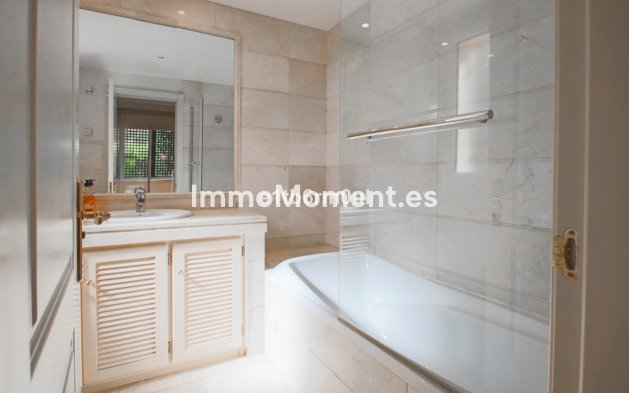 Resale - Apartment - Marbella - Nueva Andalucía