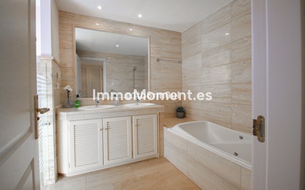 Resale - Apartment - Marbella - Nueva Andalucía