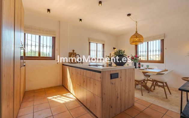 Wiederverkauf - Freistehende Villa -   Inländisch - Coín