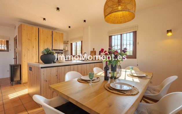 Wiederverkauf - Freistehende Villa -   Inländisch - Coín