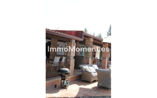 Wiederverkauf - Freistehende Villa -   Inländisch - Alhaurín el Grande Centro