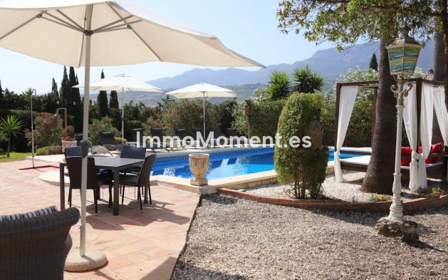 Wiederverkauf - Freistehende Villa -   Inländisch - Alhaurín el Grande Centro