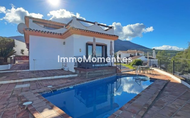 Wiederverkauf - Freistehende Villa -   Inländisch - Alhaurín el Grande Centro