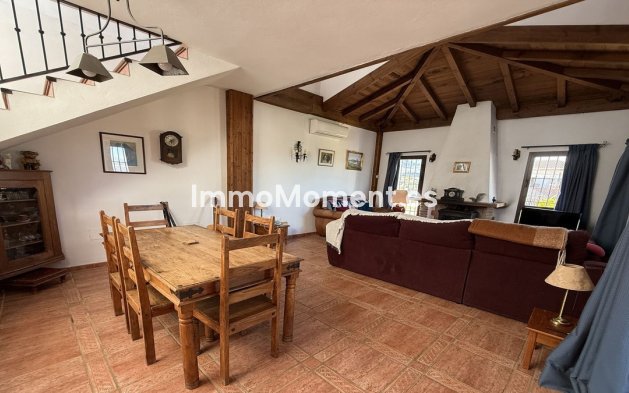Wiederverkauf - Freistehende Villa -   Inländisch - Alhaurín el Grande Centro