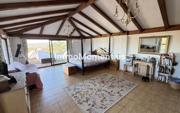 Wiederverkauf - Freistehende Villa -   Inländisch - Alhaurín el Grande Centro