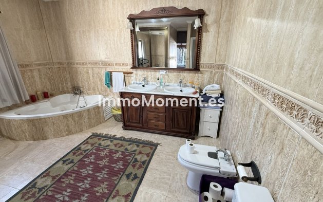 Wiederverkauf - Freistehende Villa -   Inländisch - Alhaurín el Grande Centro