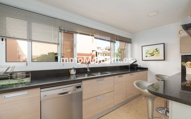 Resale - Apartment - Marbella - Nueva Andalucía