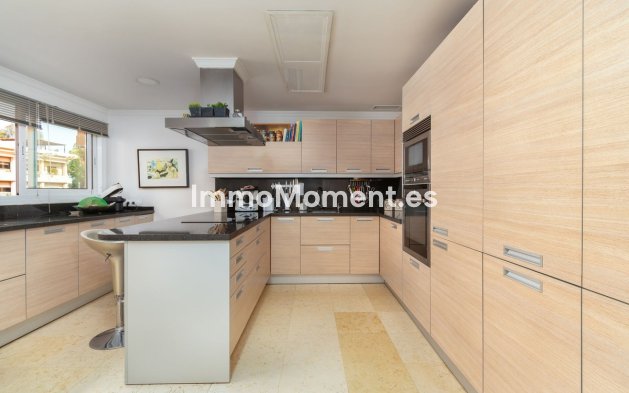 Resale - Apartment - Marbella - Nueva Andalucía