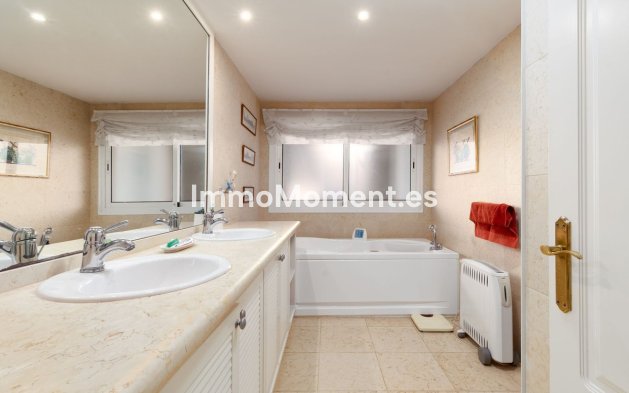 Resale - Apartment - Marbella - Nueva Andalucía