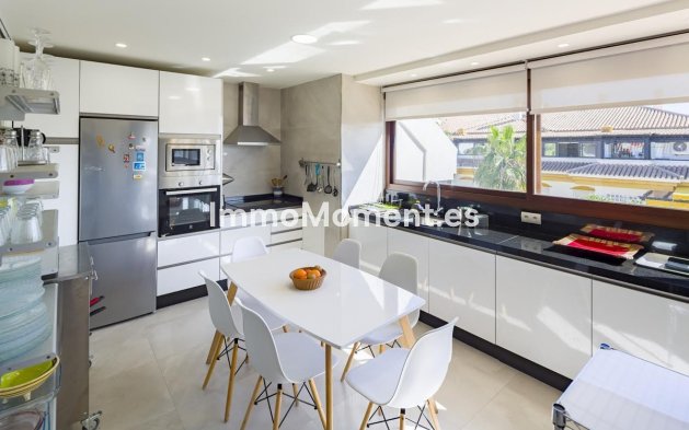 Resale - Apartment - Marbella - Nueva Andalucía