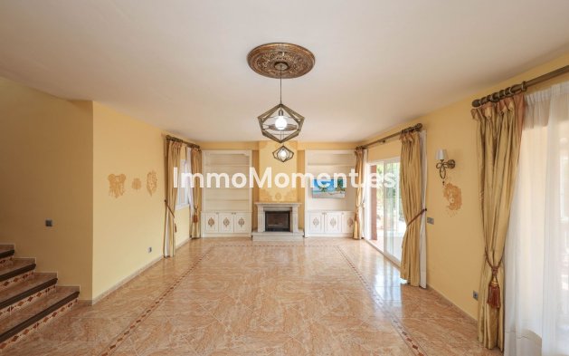 Wiederverkauf - Freistehende Villa -   Inländisch - Coín