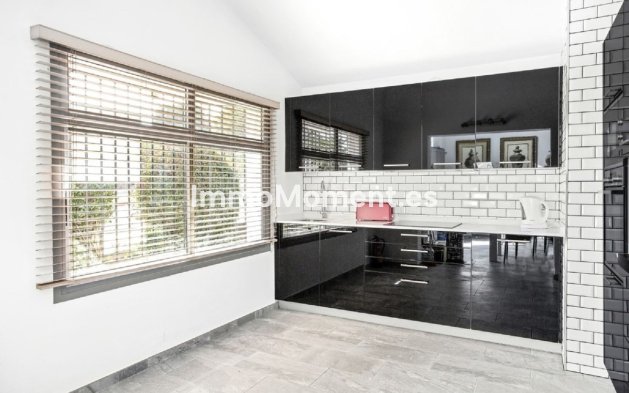 Resale - Detached villa - Marbella - Elviria