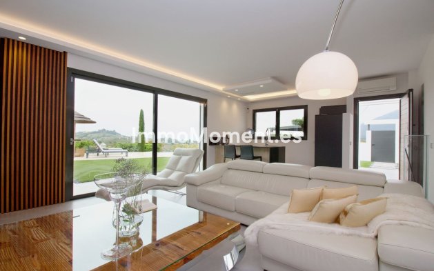 Wiederverkauf - Freistehende Villa -   Inländisch - Alhaurín el Grande Centro