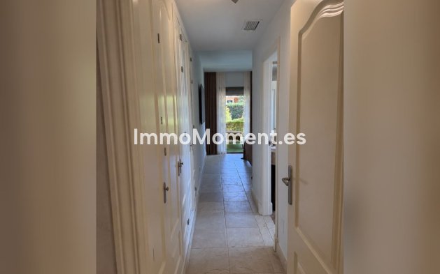 Resale - Apartment - Estepona - Atalaya