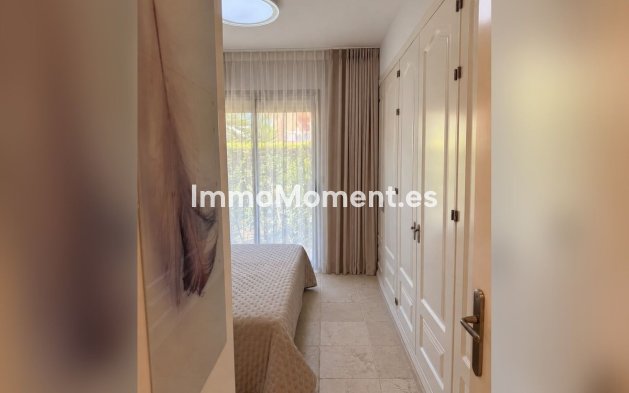 Resale - Apartment - Estepona - Atalaya