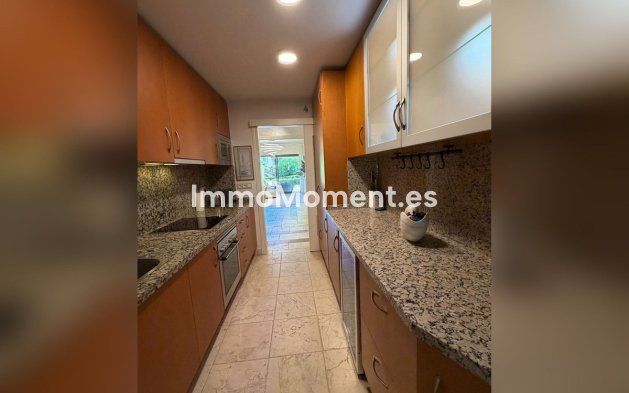Resale - Apartment - Estepona - Atalaya