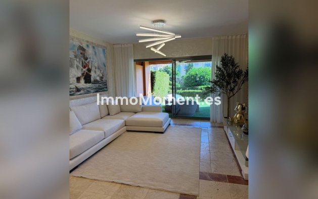 Resale - Apartment - Estepona - Atalaya