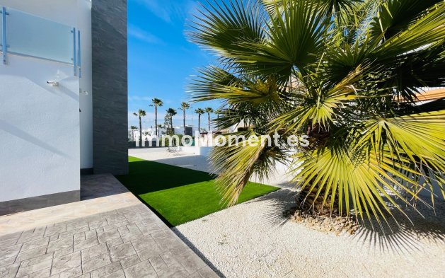 Obra nueva - Villa independiente - Torrevieja