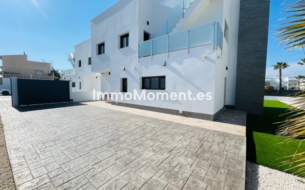 Obra nueva - Villa independiente - Torrevieja