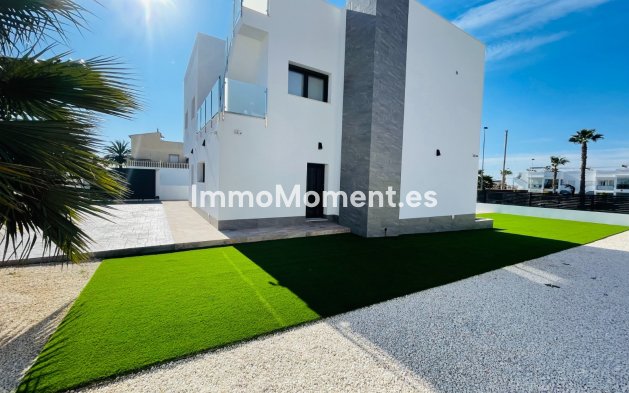 Obra nueva - Villa independiente - Torrevieja